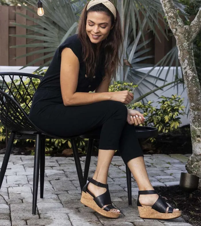 Women Raisie Wedge Sandal Black Baretraps Wedge Sandals